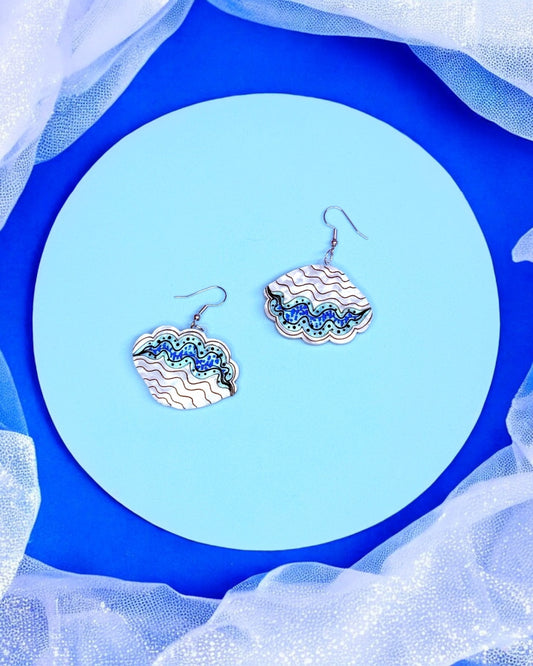 Clam Acrylic Earrings (Tridacna Maxima) in White pearl/blue